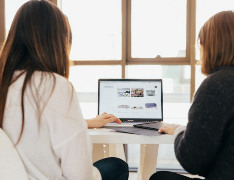 Dos mujeres colaborando en una laptop